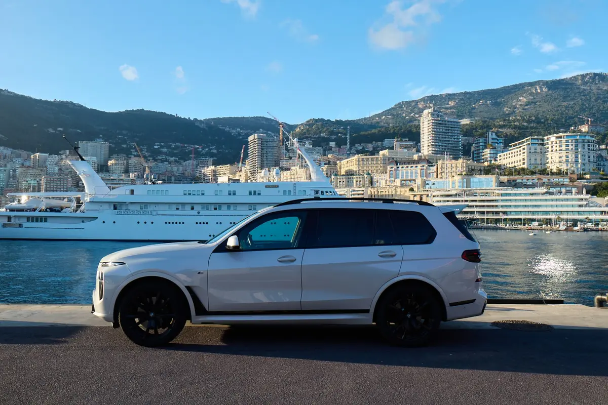 BMW X7 40d M 2024, esterno — Rome Luxury Car Rental, Roma