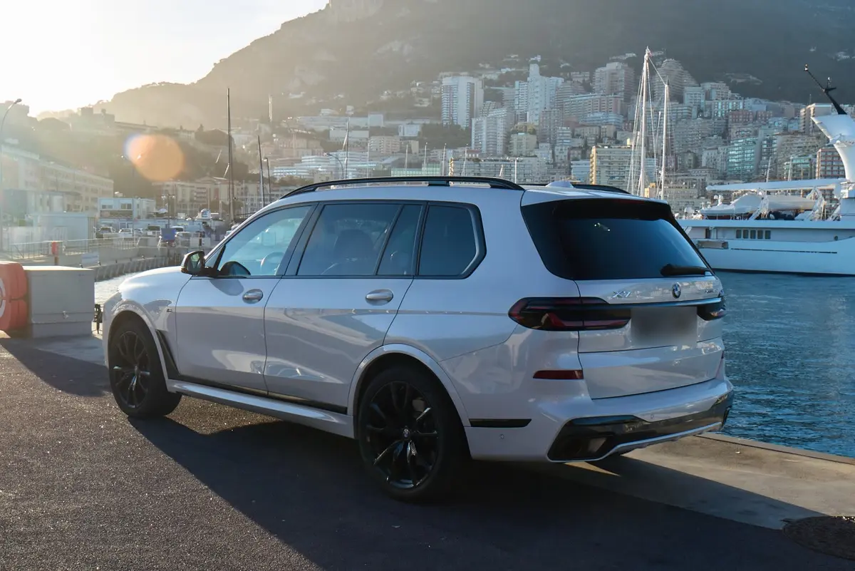 BMW X7 40d M 2024, vista frontale — Rome Luxury Car Rental, Roma