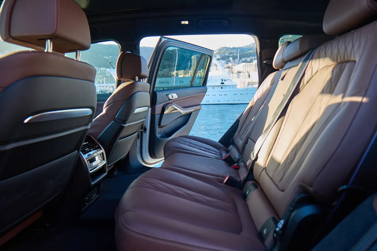 BMW X7 40d M 2024, vista posteriore — Rome Luxury Car Rental, Roma