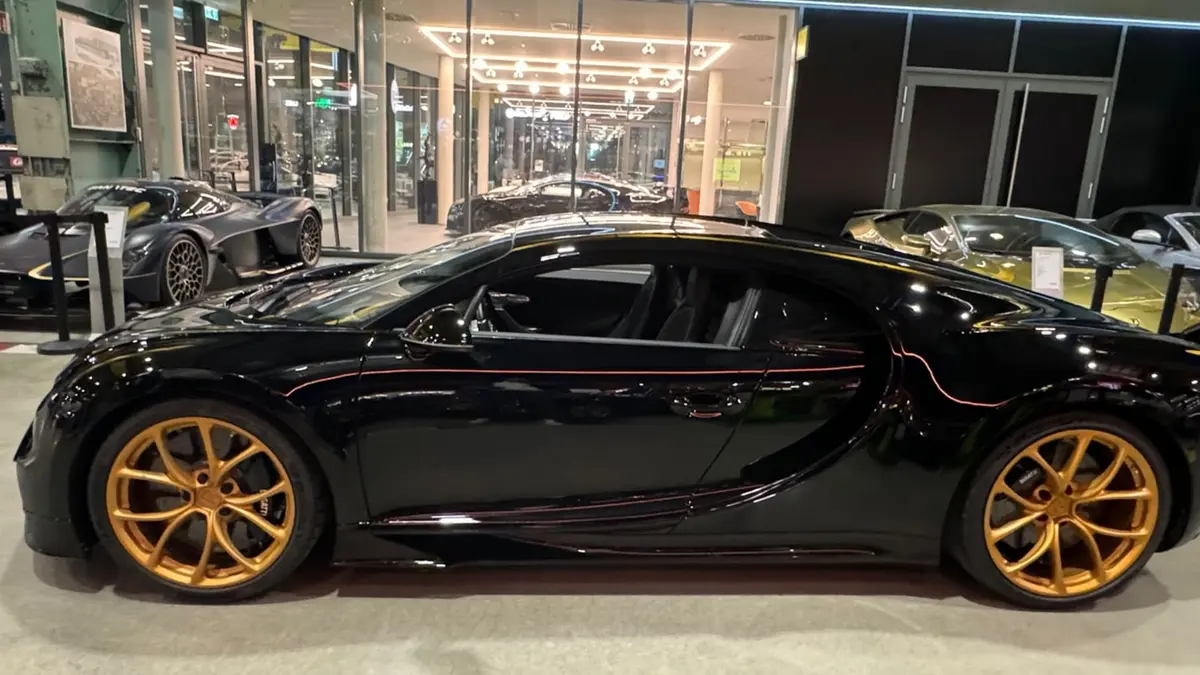 Bugatti Chiron 110 Ani 2019, esterno — Rome Luxury Car Rental, Roma