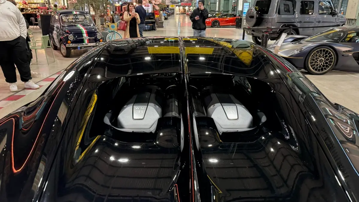 Bugatti Chiron 110 Ani 2019, vista posteriore — Rome Luxury Car Rental, Roma