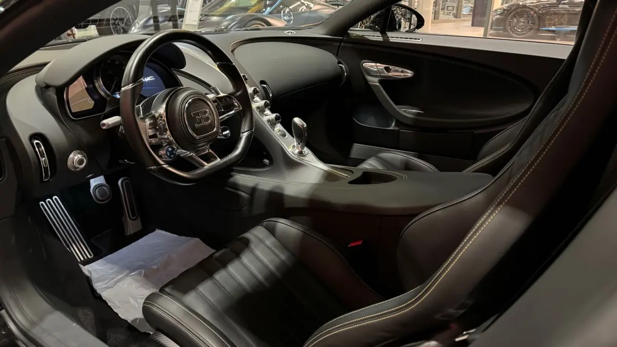 Bugatti Chiron 110 Ani 2019, interni — Rome Luxury Car Rental, Roma