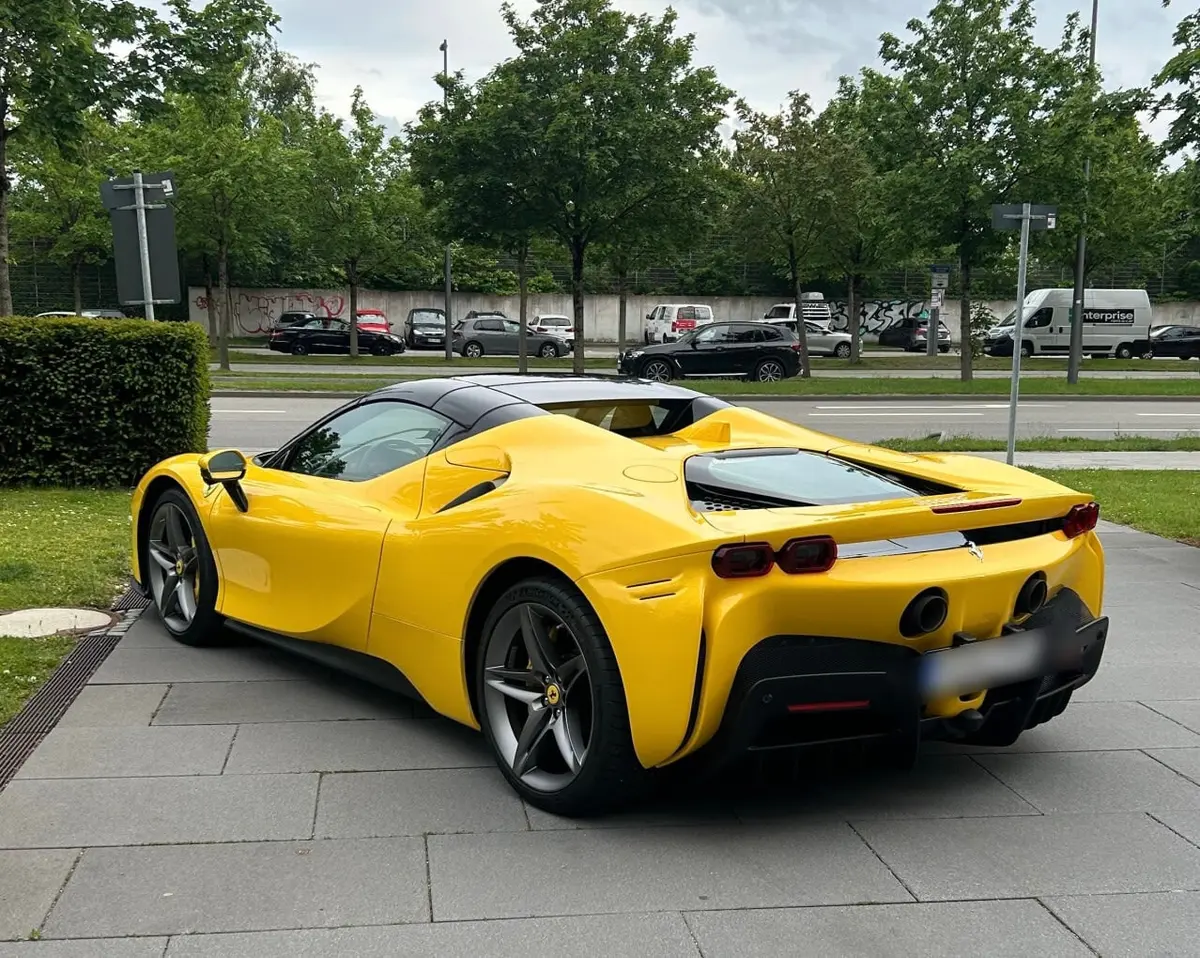 Ferrari SF90 Spider 2024, vista frontale — Rome Luxury Car Rental, Roma