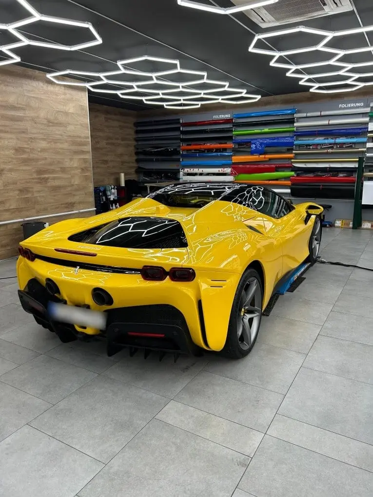 Ferrari SF90 Spider 2024, vista posteriore — Rome Luxury Car Rental, Roma