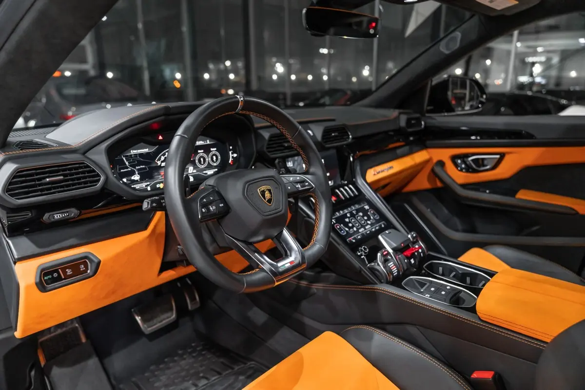 Lamborghini Urus S 2024, cruscotto — Rome Luxury Car Rental, Roma